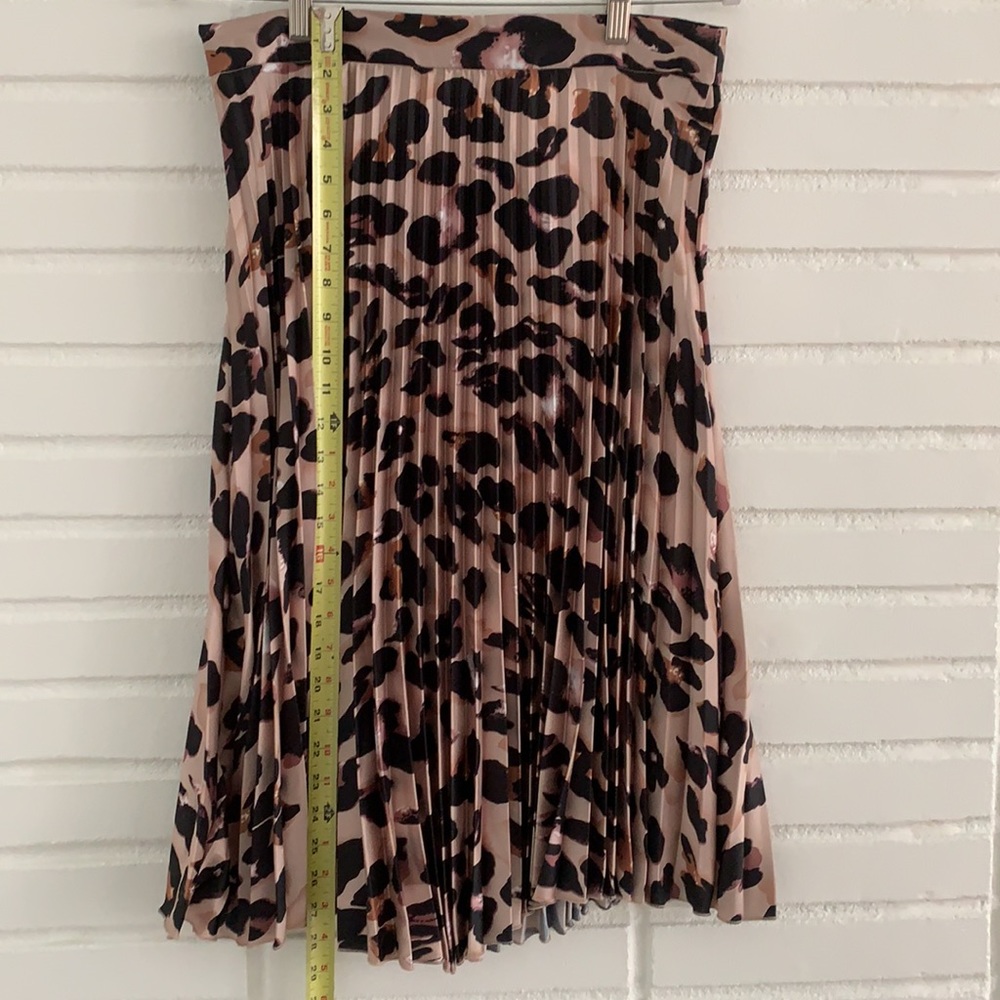 NWT High Waisted Leopard Pleated Skirt - Picture 4 of 11
